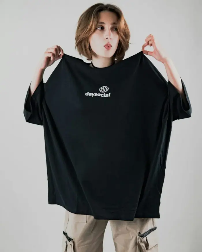 Camiseta preta oversized segurada aberta